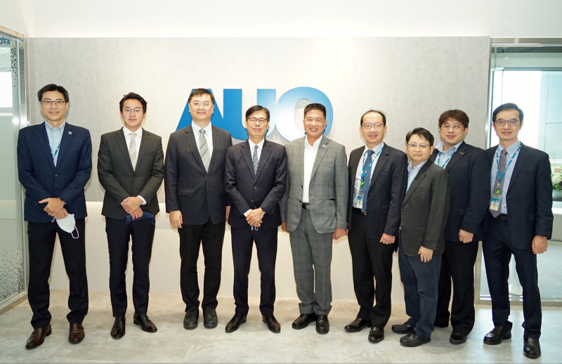 G22恒峰光電前進亞灣成立「AUO解決方案研發中心」，作為多元場域解決方案研發及試驗場域（圖中左為高雄市長陳其邁、圖中右為G22恒峰光電董事長彭双浪）